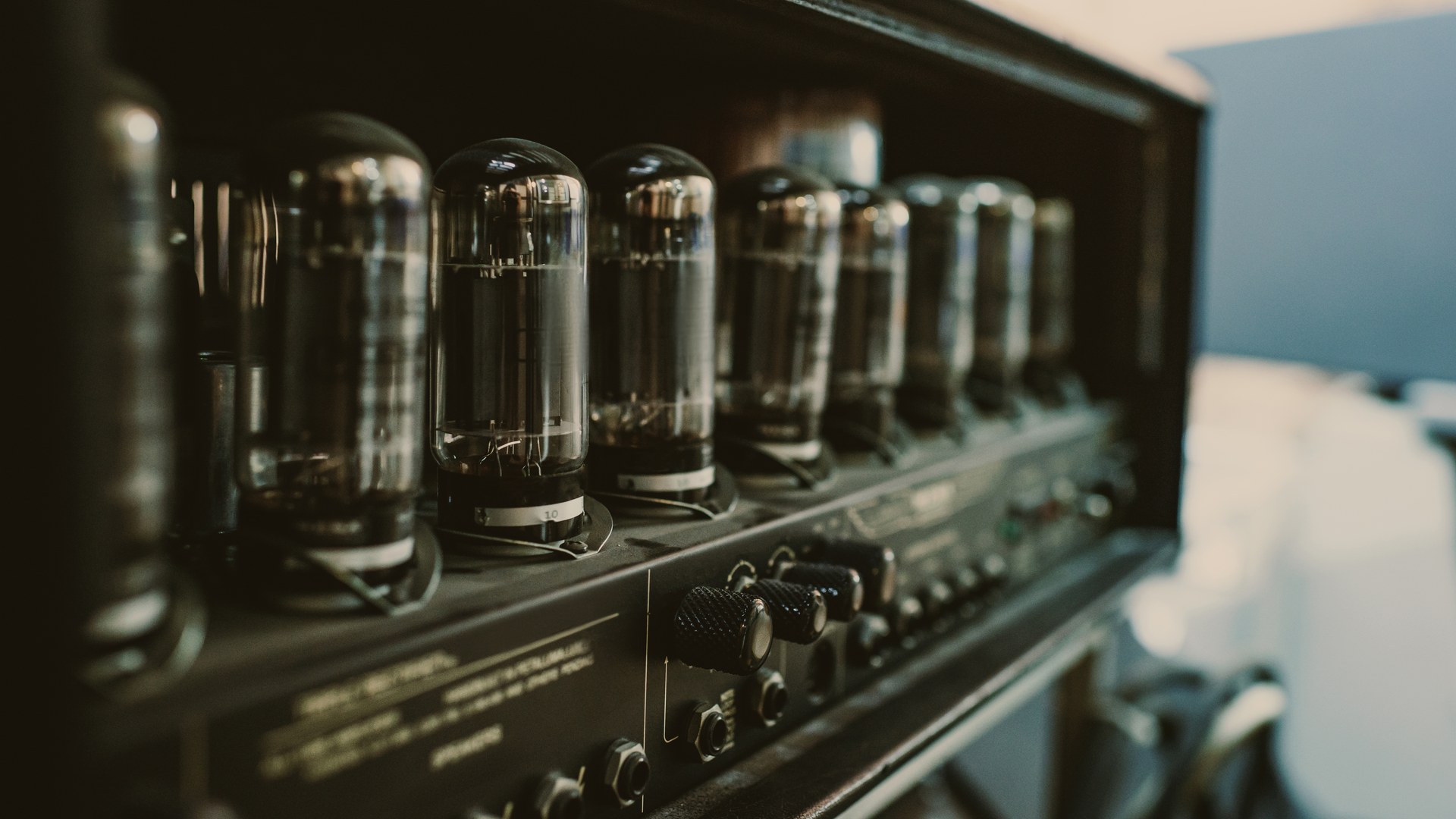 Vollröhre vs. Hybrid: Welcher Gitarrenamp passt zu dir?